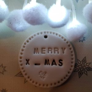 Kerstbal in klei - cadeau label in klei